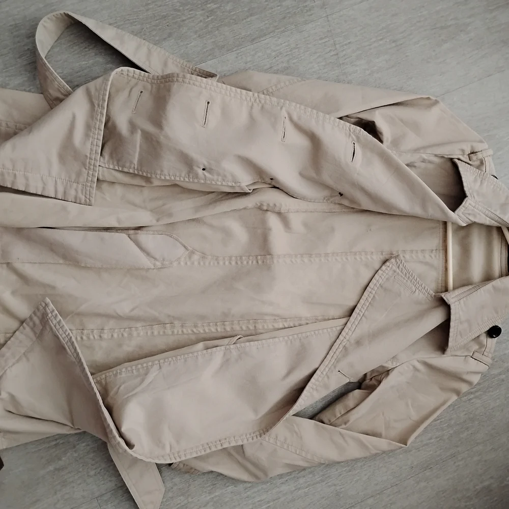 Classic Beige Vintage Double-Breasted Trench Coat - Picture 10 of 13